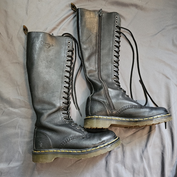 20 eyelet doc marten boots - Picture 3 of 5
